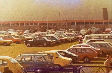 <p>Voldoende parkeerruimte bij de Hanzehal en Buitensociëteit blijkt omstreeks 1970 een groeiend probleem te zijn. Veel bezoekers parkeren hun auto op het grasveld tussen de Slingerboschgracht en de sporthal. Later zou deze groene ruimte getransformeerd worden tot één groot geasfalteerd parkeerterrein (RAZ). </p>
